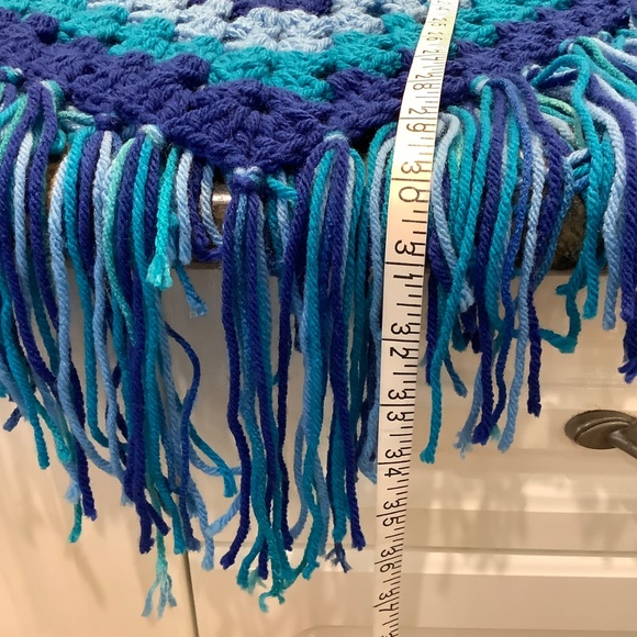 Beautiful hand-made crocheted Poncho One Size fits most - Picture 3 of 15